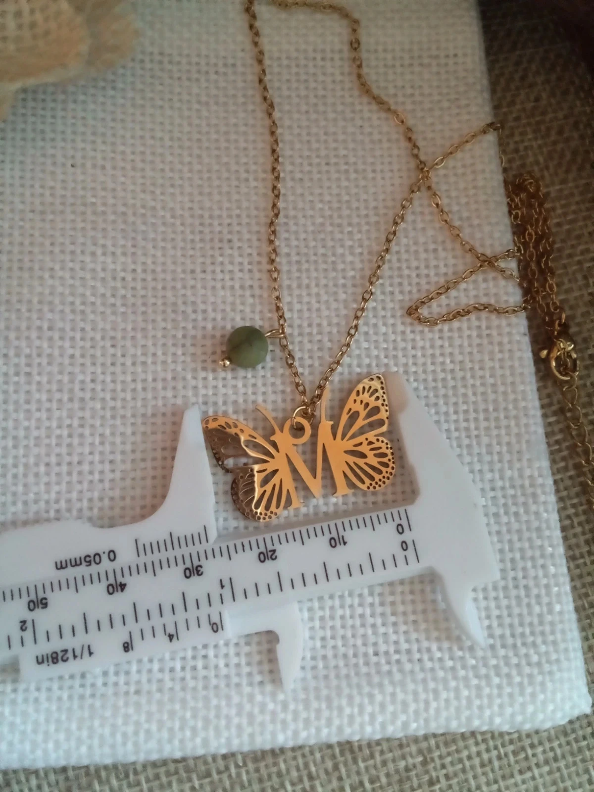 Colar borboleta com nome letra M e pedras de jade – photo 3